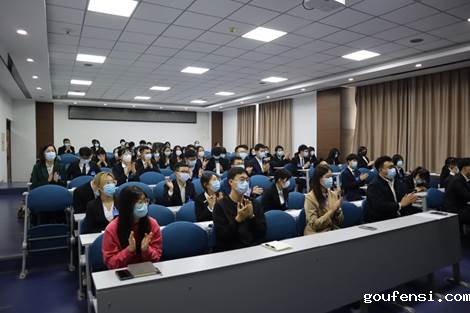 会议室里的人们描述已自动生成